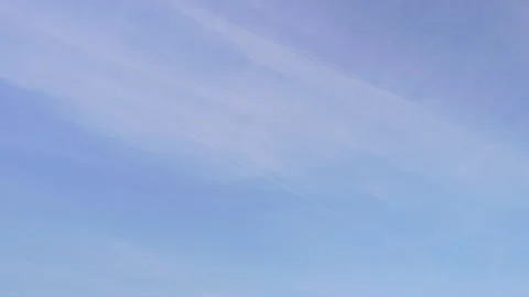 A single white contrail stretching across a clear blue sky Vídeos de archivo 333205235