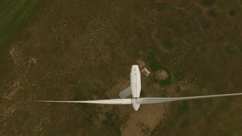 Single wind generator in the field, close shot, aerial 4k (wind turbine) 스톡 동영상 77167258