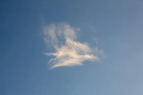 Single Wispy Cloud Against Blue Sky 库存照片