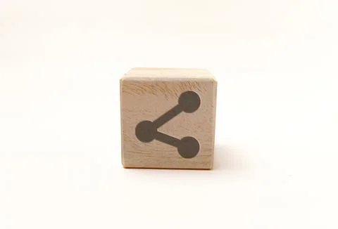 Single wooden block cube featuring a gray social share network icon on natu.. Stock Photos