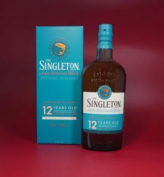 The Singleton 12 Years Old Single Malt Scotch Whisky bottle with a branded Foto stock