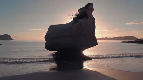 A singular rock stands in the surf, Cathedral Cove, Coromandel, New Zealand Video stock 152450000