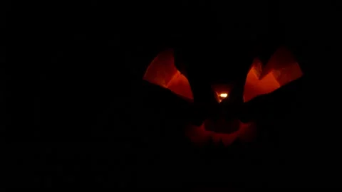 Sinister Halloween pumpkin flickers red infernal light in the dark Vídeos de archivo 118955151