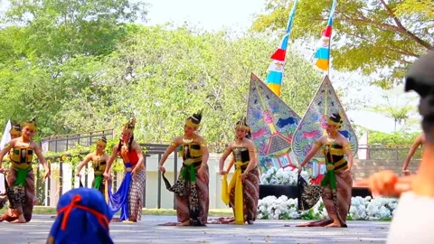 Sinta dances with her servants waiting for Rama's return to the kingdom Stock Footage 280367602