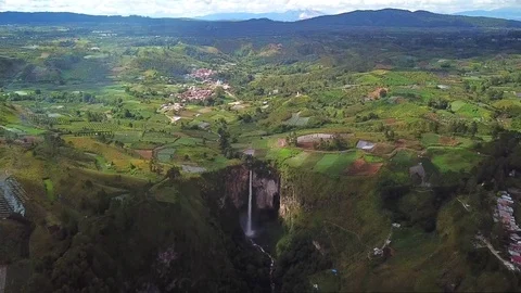 On the Sipisopiso waterfall Stockbeeldmateriaal 83910134