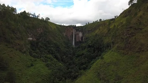 On the Sipisopiso waterfall Stockbeeldmateriaal 83914432