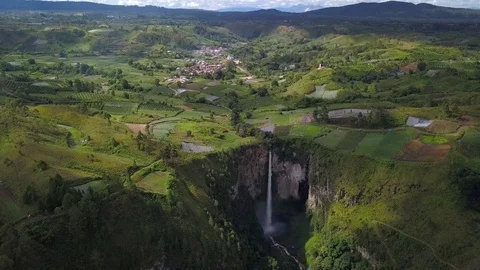 On the Sipisopiso waterfall Видео 83916980