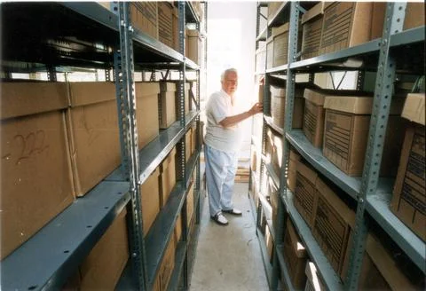 Sir Edward Heath Sorting Through Boxes Of His Political Papers In Preparation Fo Stock Photos