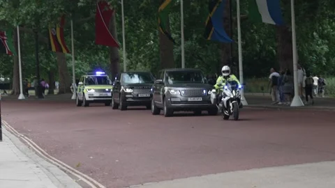 Sir Kier Starmer returns to Downing Street after PMQ's Stock Footage 312337198