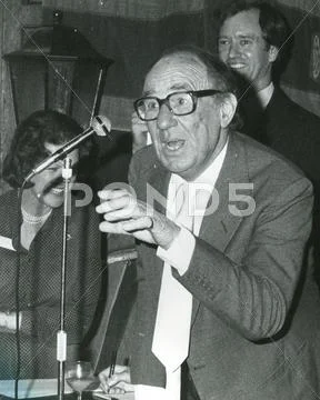 Sir Michael Hordern, actor, conducts 1980s auction Stock Photos