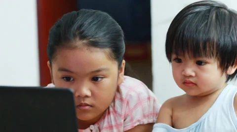 Sister and young looking computer at home 库存影片 38444277