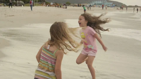 Sisters on the Beach Vídeo Stock 34632794
