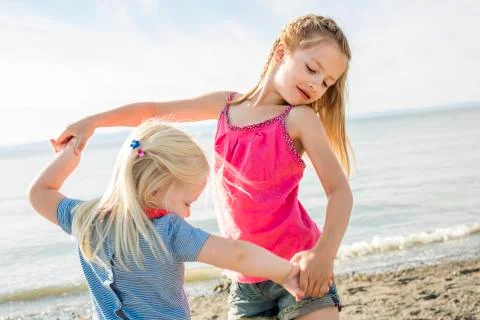 Sisters at the beach on sunset Foto stock