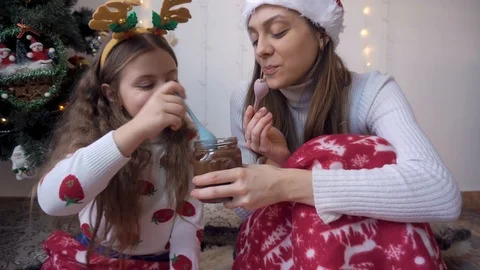 Sisters eat chocolate paste from spoons Vidéo 120706545