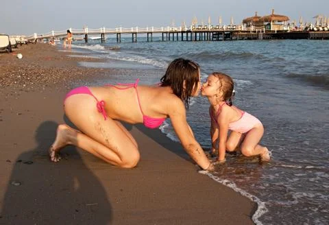 The sisters play on the beach. Fotos de archivo