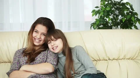 Sisters sitting on the couch Vídeos de archivo 10717262