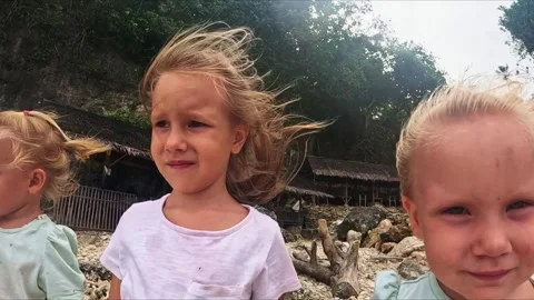 The sister's triplets stand in the wind and look ahead 库存影片 245517904