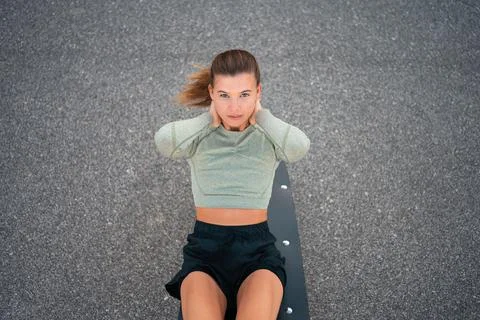Sit-ups exercises. Active, fit sporty woman doing situps, exercising and trai Stock-Fotos