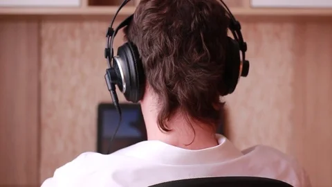 Sitting at the computer and doing gymnastics 스톡 동영상 84252919