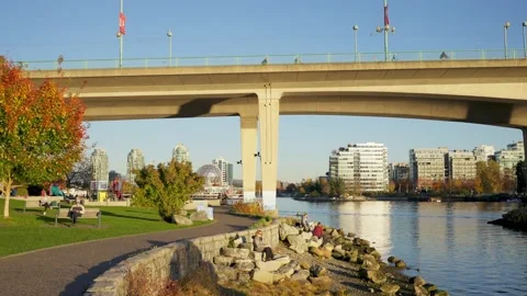 Sitting on the edge of Fraser river in a beautiful park Vídeo Stock 144465112