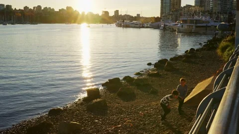 Sitting on the edge of Fraser river in a beautiful park 動画素材 144465538