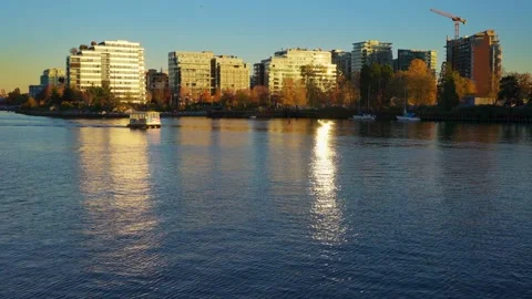 Sitting on the edge of Fraser river in a beautiful park Vídeo Stock 144465664