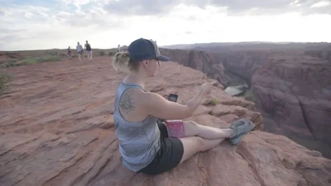 Sitting on top of a canyon Vídeo Stock 75435298
