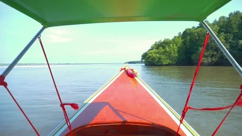 Sitting in very fast long tail boat. Vidéo 109321530