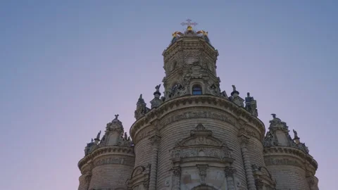 Situated under clear blue skies, the historic Russian Orthodox Church on the Dub Stock-Footage 340888197