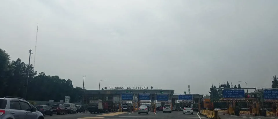 The situation of the car queue at the exit gate of the Pasteur Bandung toll Stock Photos