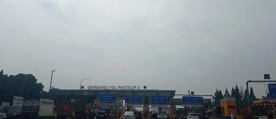 The situation of the car queue at the exit gate of the Pasteur Bandung Stock Photos