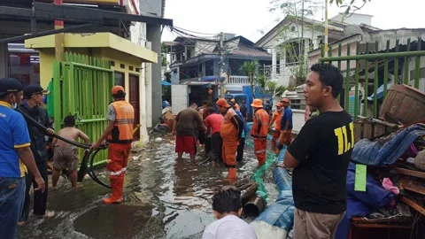 SITUATION OF FLOOD IN JAKARTA Video stock 166813796