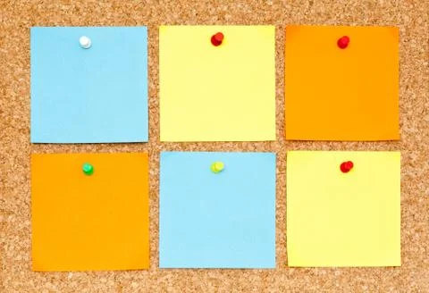 Six Blank Sticky Notes On Cork Bulletin Board Foto stock