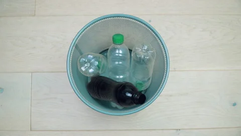 Six plastic bottles of different colors and volumes in turn fall into the office 库存影片 151764495
