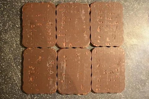 Six rectangular chocolate bars arrangement on gray surface delicious dessert Фото