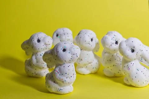 Six white glitter Easter bunnies on bright yellow background. Minimalist sp.. Foto stock