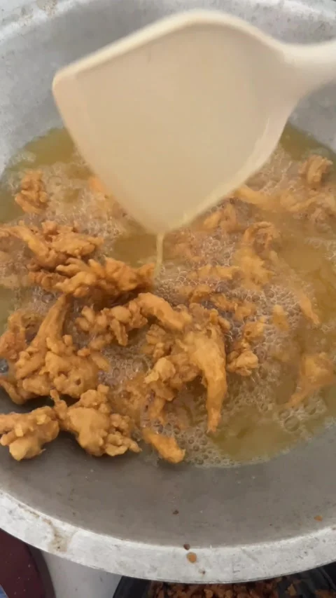 Sizzling battering oil in a pan with fried pieces cooking on stove Stock Footage 333305841