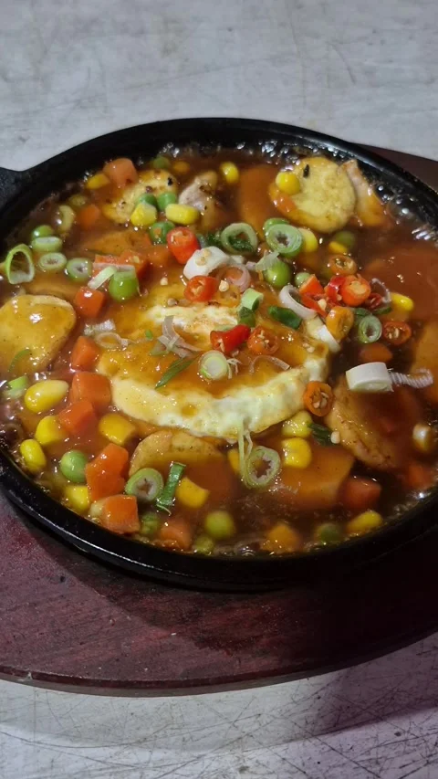 Sizzling chicken tofu Vídeo Stock 345380823
