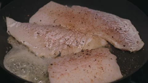 Sizzling Cod Fillets Basting in Seasoned Butter 库存影片 327244670