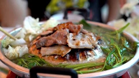 Sizzling meat and vegetables cooking on Thai barbecue grill Video stock 333113997