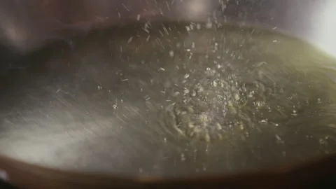 Sizzling Oil Splatter Видео 332520692