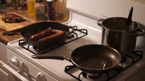 Sizzling Prime Cut T-Bone Steak On Home Cast Iron Skillet Video stock 130911890