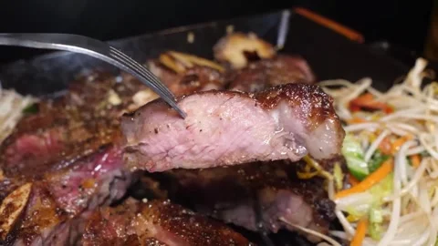 Sizzling Sliced Beef Steak with Bean Sprouts and Vegetables in Cast Iron Skillet Video stock 332817452