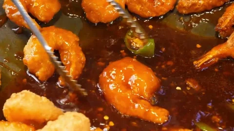 Sizzling Spicy Chilli Shrimp Cooking in Dark Rich Sauce with Bell Peppers Video stock 343027397
