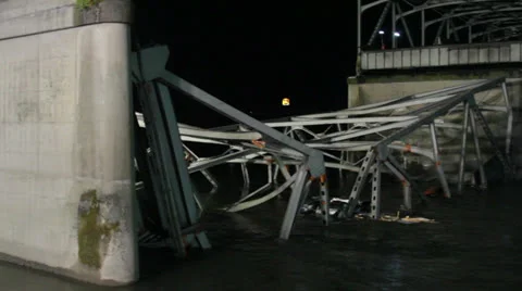 Skagit River Bridge Collapse Vehicles in River (tilt, pan) Stockbeeldmateriaal 24250579