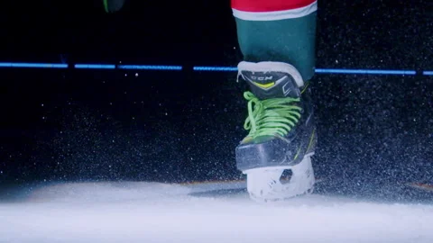 Skate blade glides across ice raising spray of frozen dust Vídeo Stock 329890195