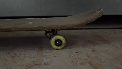 Skateboard on the floor. Radial shot. Close-up. Vídeos de archivo 84792186