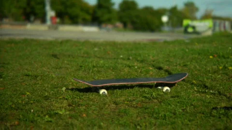 Skateboard in the grass 스톡 동영상 873941