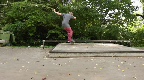 Skateboard grind to manual trick Vídeos de archivo 54597685