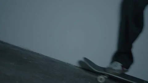 Skateboard rolling from left to right, inside, camera tilt Vídeos de archivo 147982856